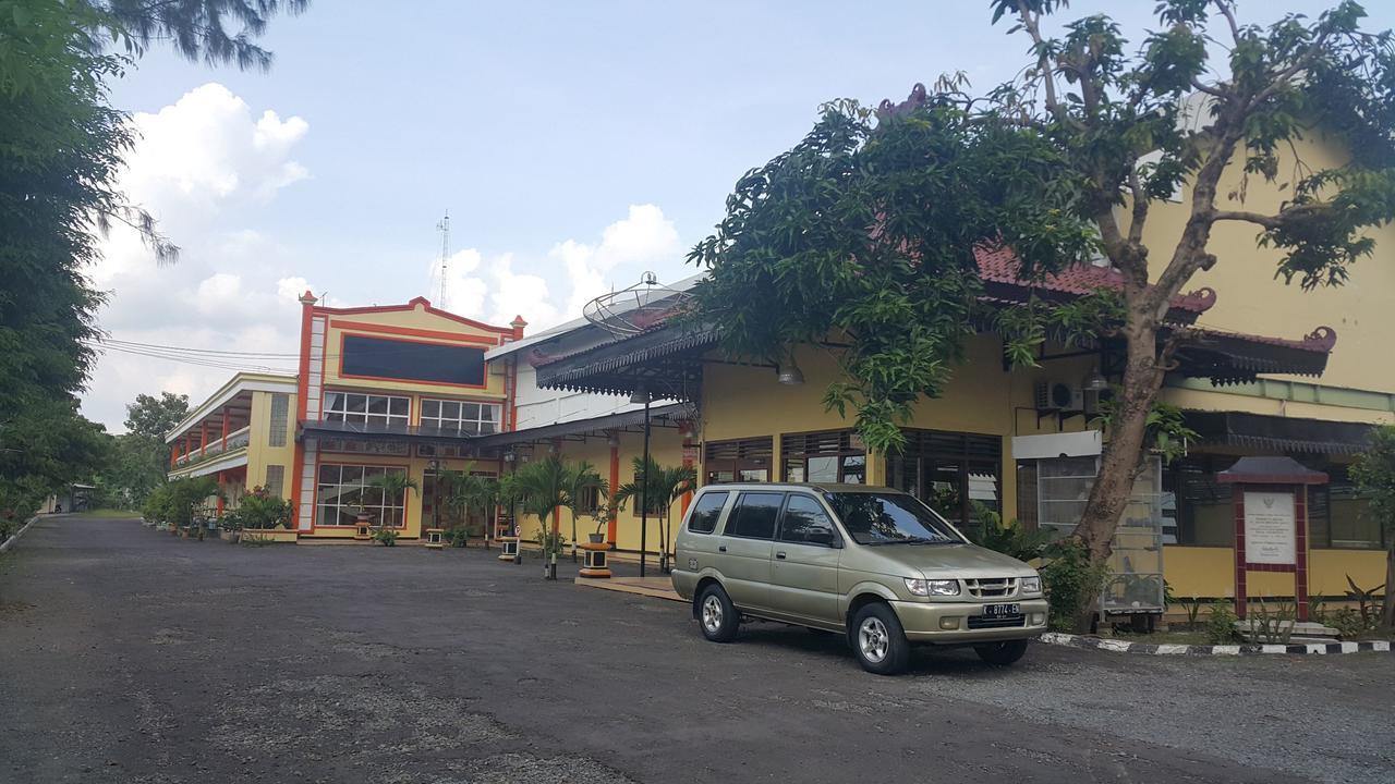 Sinar Bintang Hotel Cepu エクステリア 写真